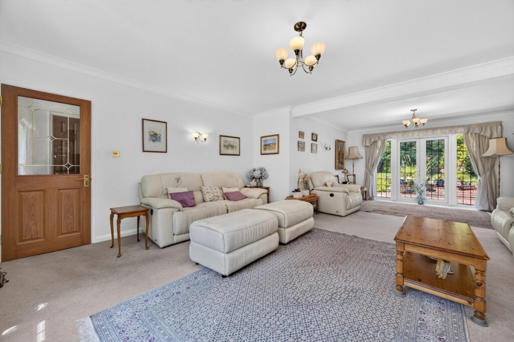 Parsonage Lane, Farnham Common, Buckinghamshire, SL2 3PA photo 4