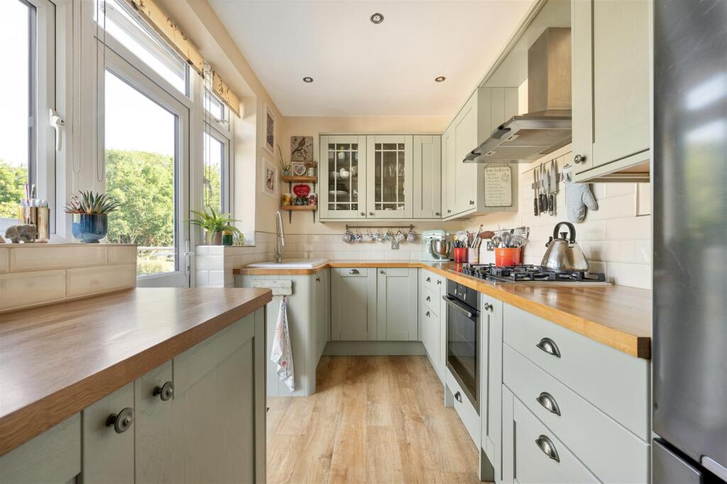 Apartment in Woodford Green, South Woodford - View 2