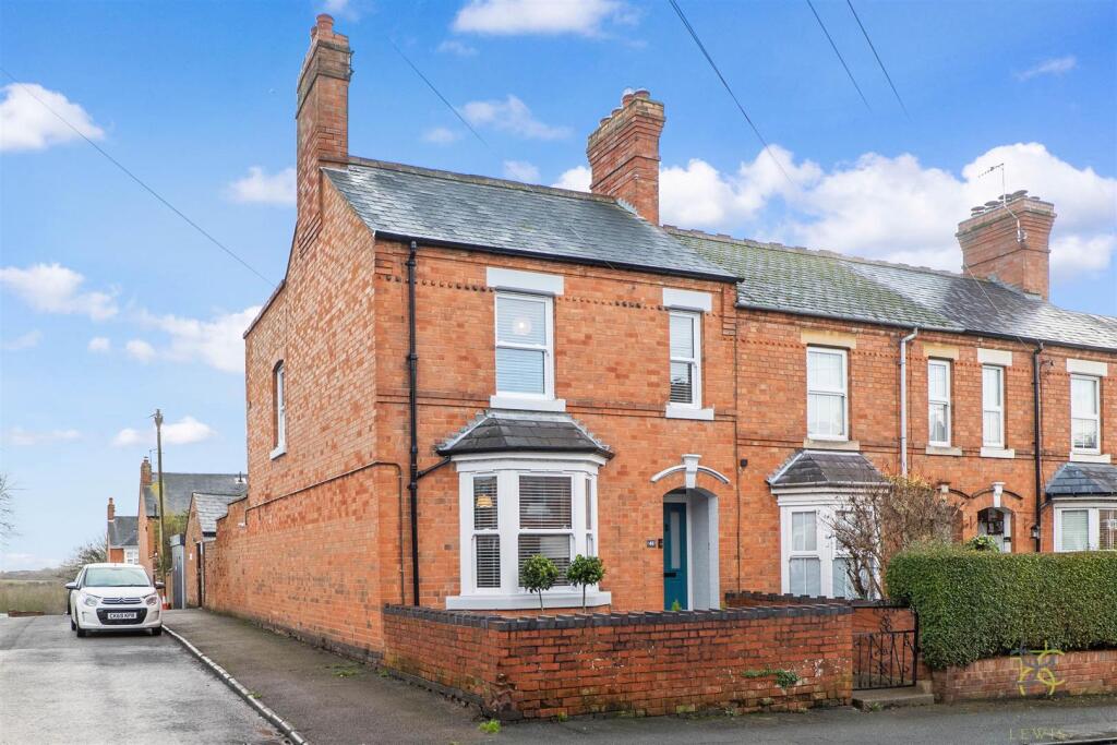 2-bed terraced on Windsor Road, Evesham, £290,000