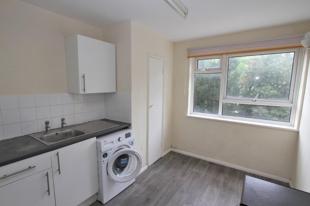 Apartment in Eastbourne, East Sussex - View 3
