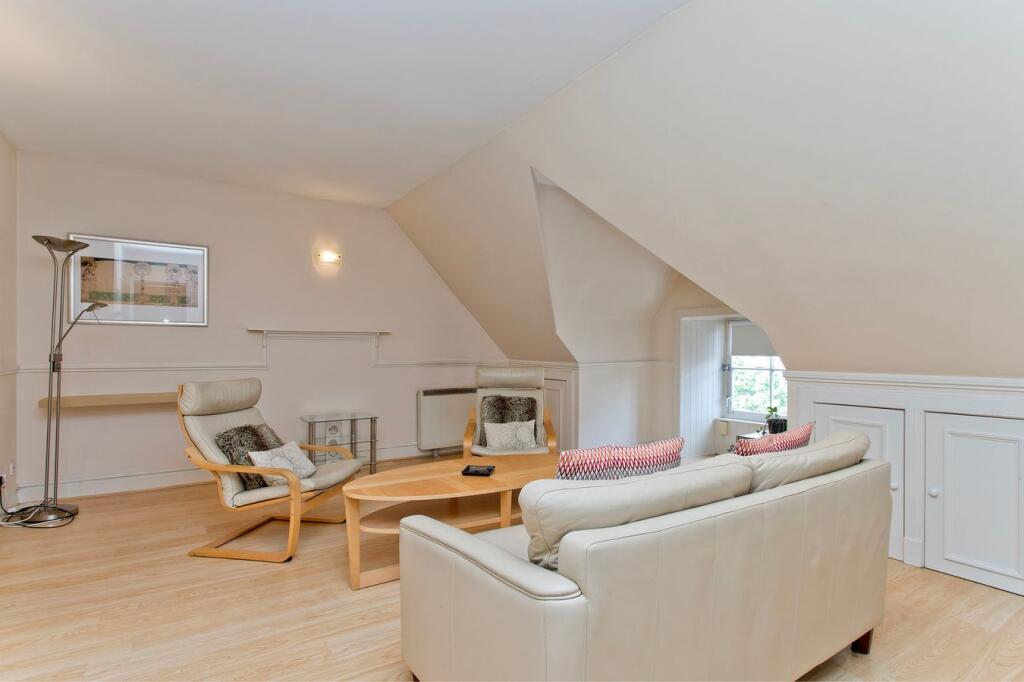 Apartment in Edinburgh, Tollcross - View 3