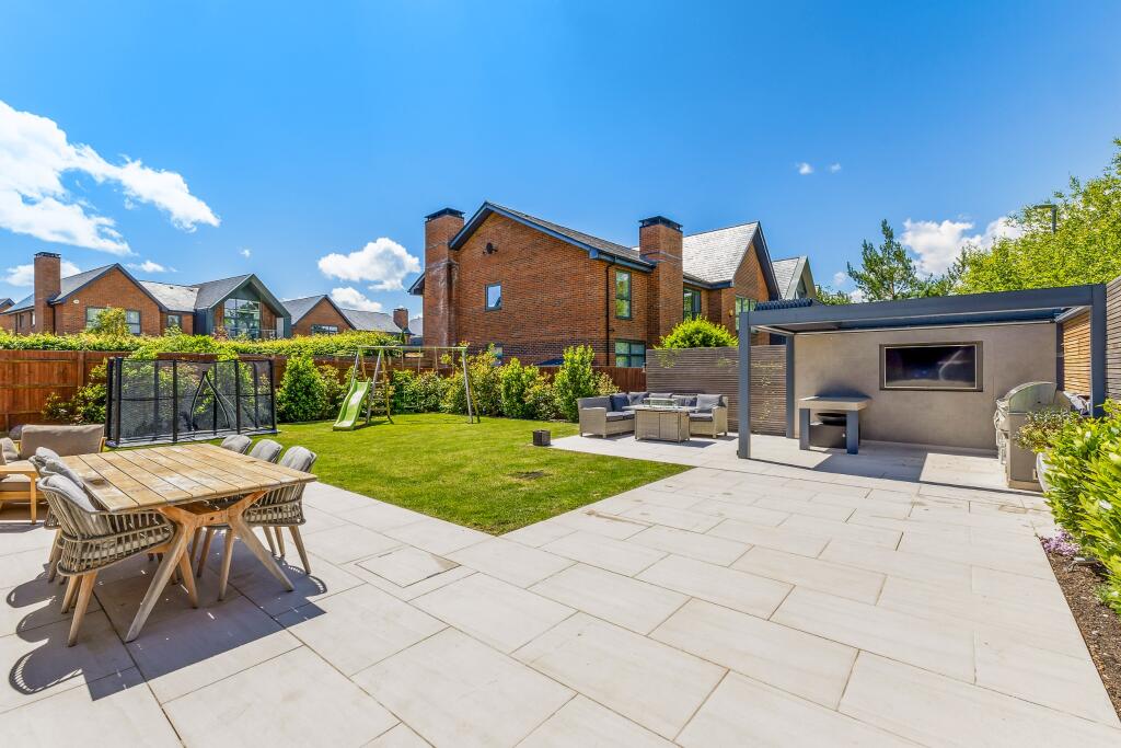 Vickers Close, Upper Longcross photo 4