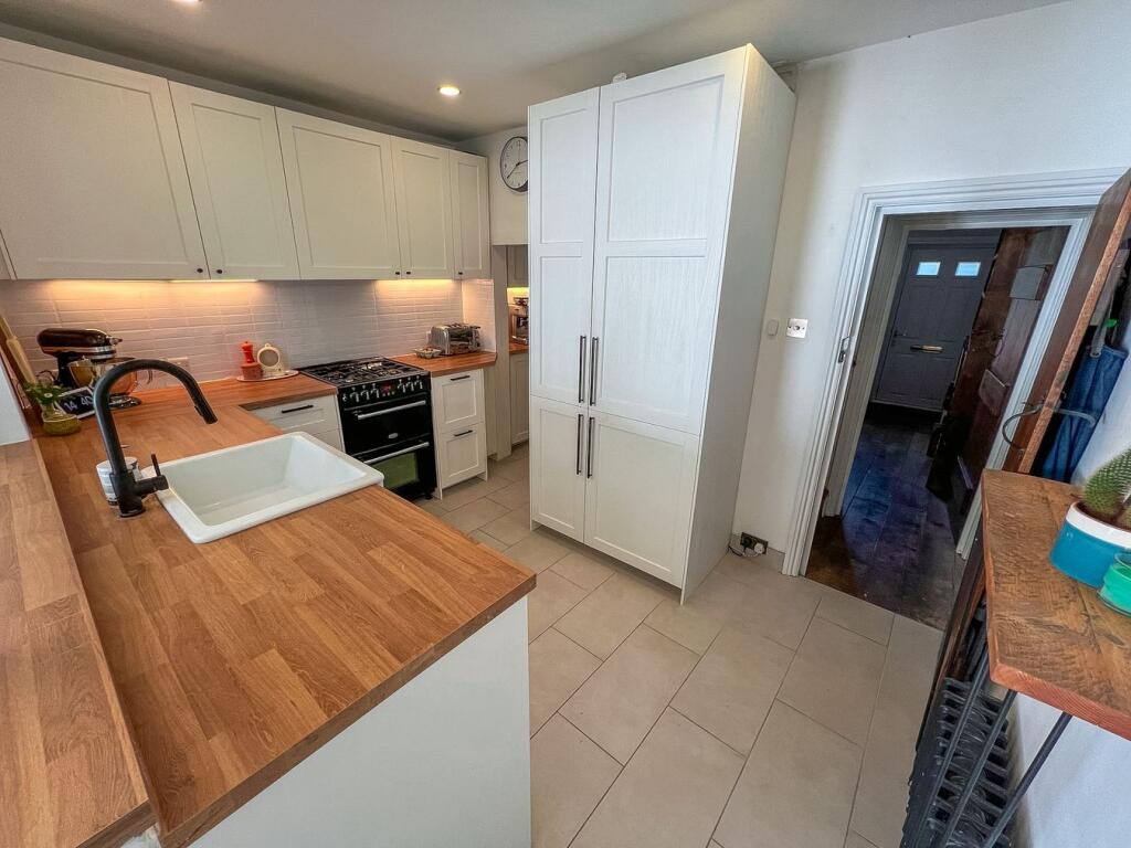 House in Kingston upon Thames - More