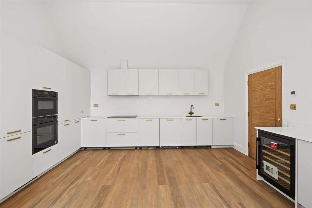 Apartment in St Albans, Townsend - More