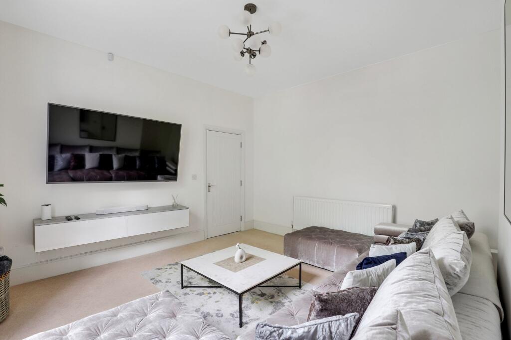 House in Nottingham, Nottinghamshire - View 4