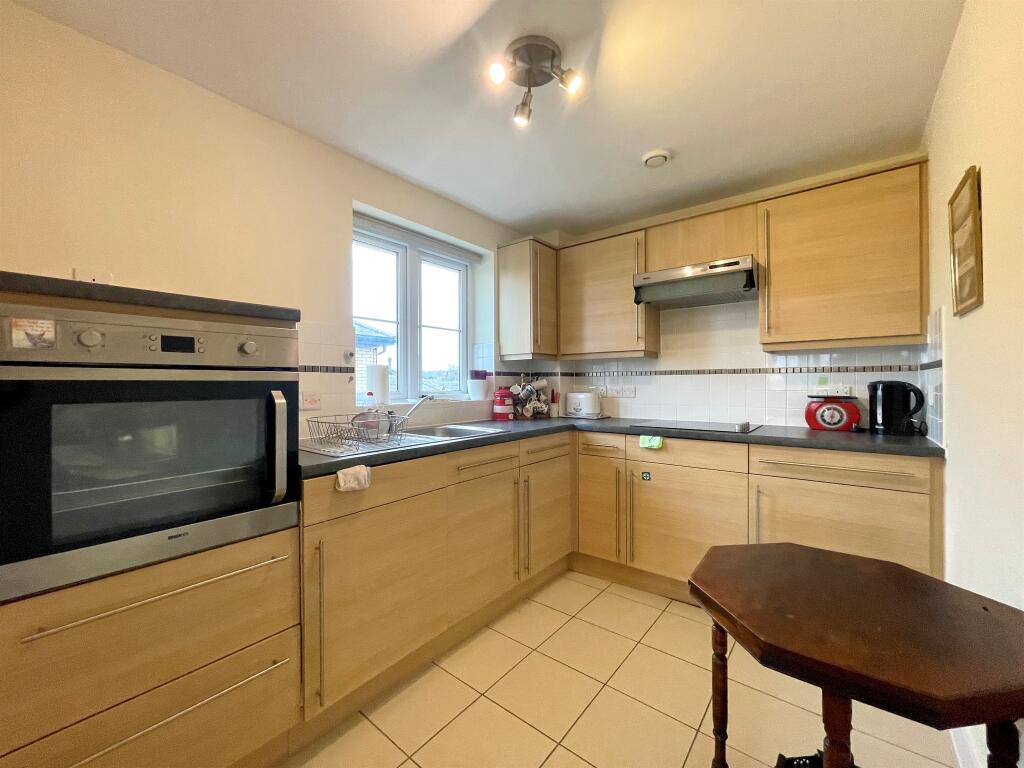 Goodes Court, Royston photo 3