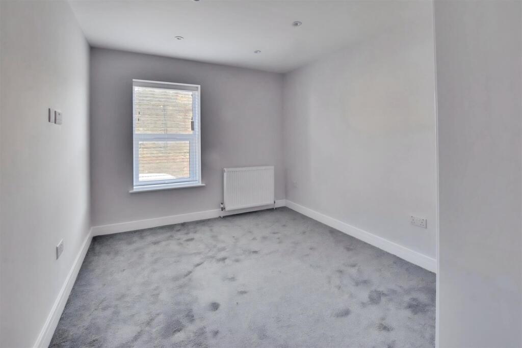 Apartment in Watford - View 5