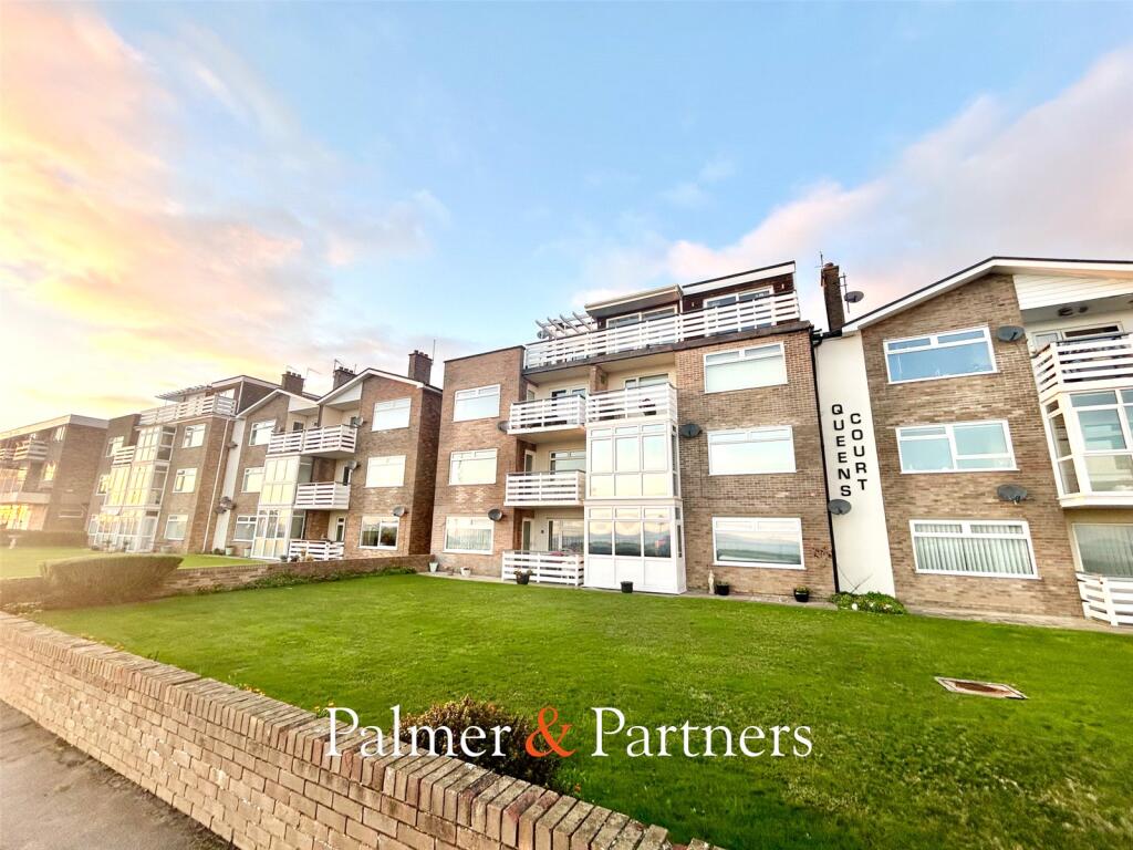 2-bed flat on Kings Parade, Holland-on-Sea, Clacton-on-Sea, Essex, CO15, £175,000