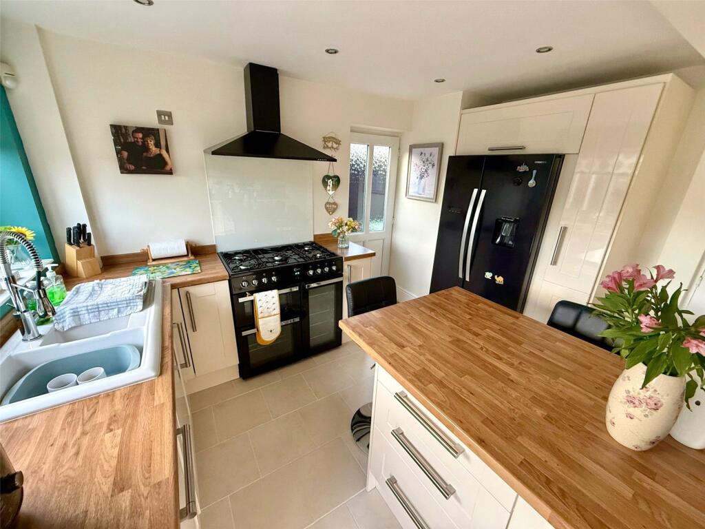 29, Shakespeare Drive, Kidderminster, Worcestershire photo 3