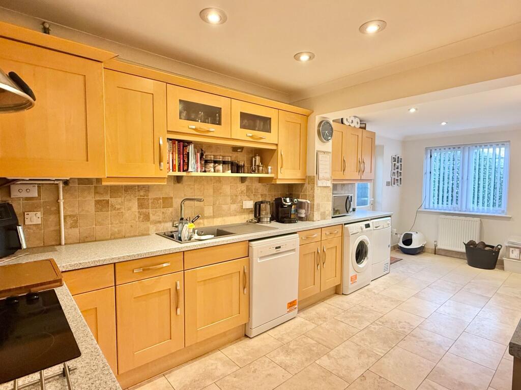 Warrys Close, Hythe, SO45 photo 4