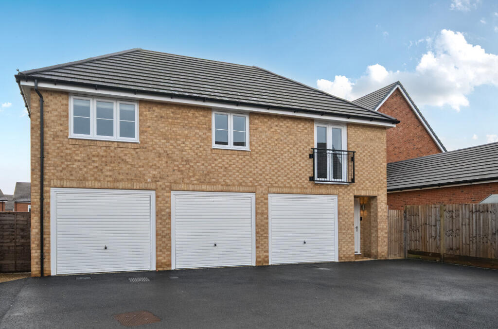 2-bed house on Clarendon Row, Shinfield, Reading, £156,000