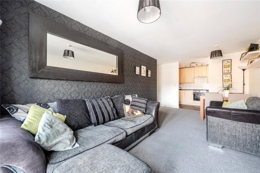 2-bed flat on Eaton Avenue, Slough, Berkshire, £255,000