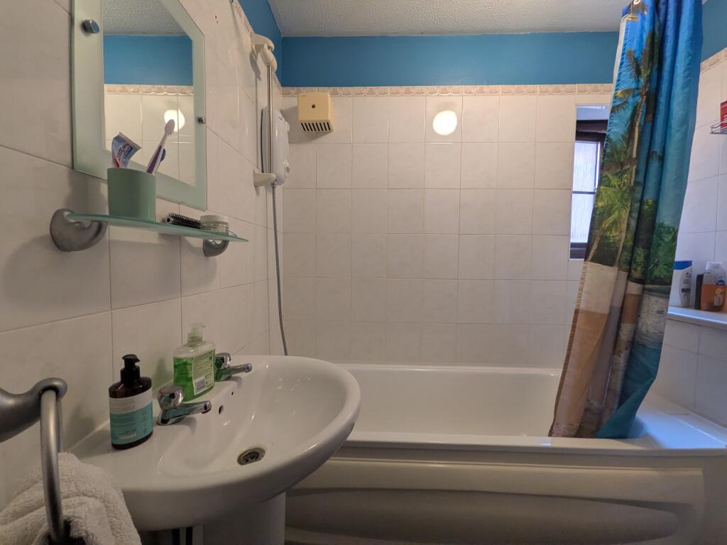Apartment in Reigate and Banstead, Surrey - More