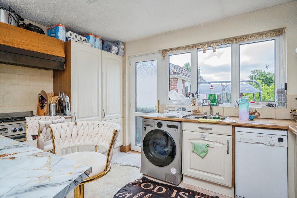 Haslar Crescent, Waterlooville, Hampshire, PO7 - View 5