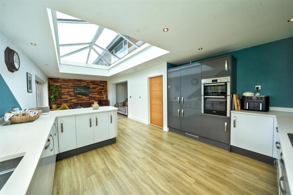 House in South Staffordshire, Codsall Wood, Codsall - More
