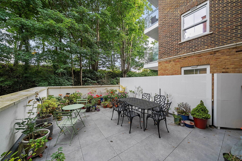 Apartment in Redhill - View 3