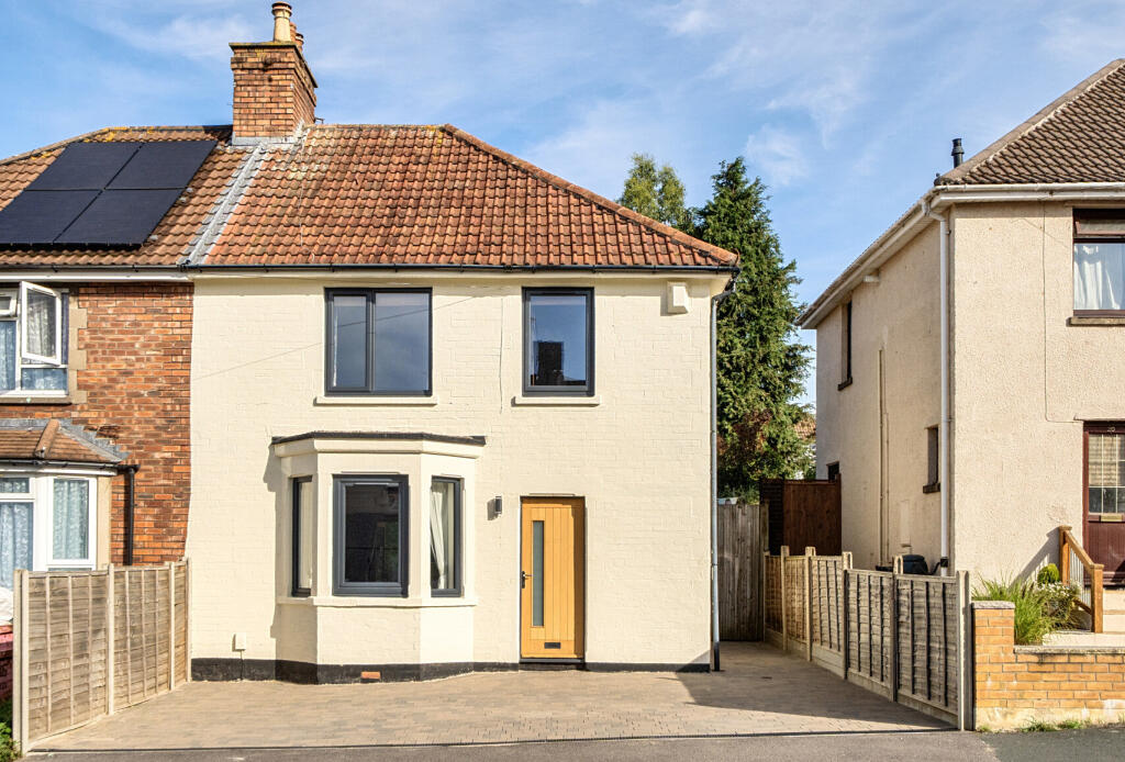 Wesley Avenue, Hanham, Bristol, Gloucestershire, BS15 photo 3