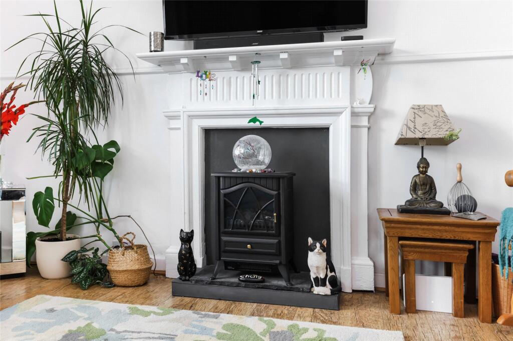 Apartment in Paisley, Gallowhill - More