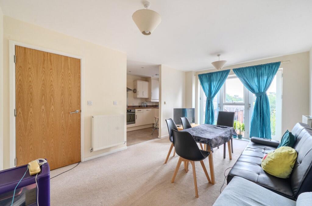 Apartment in Binfield, Amen Corner, Temple Park - View 3
