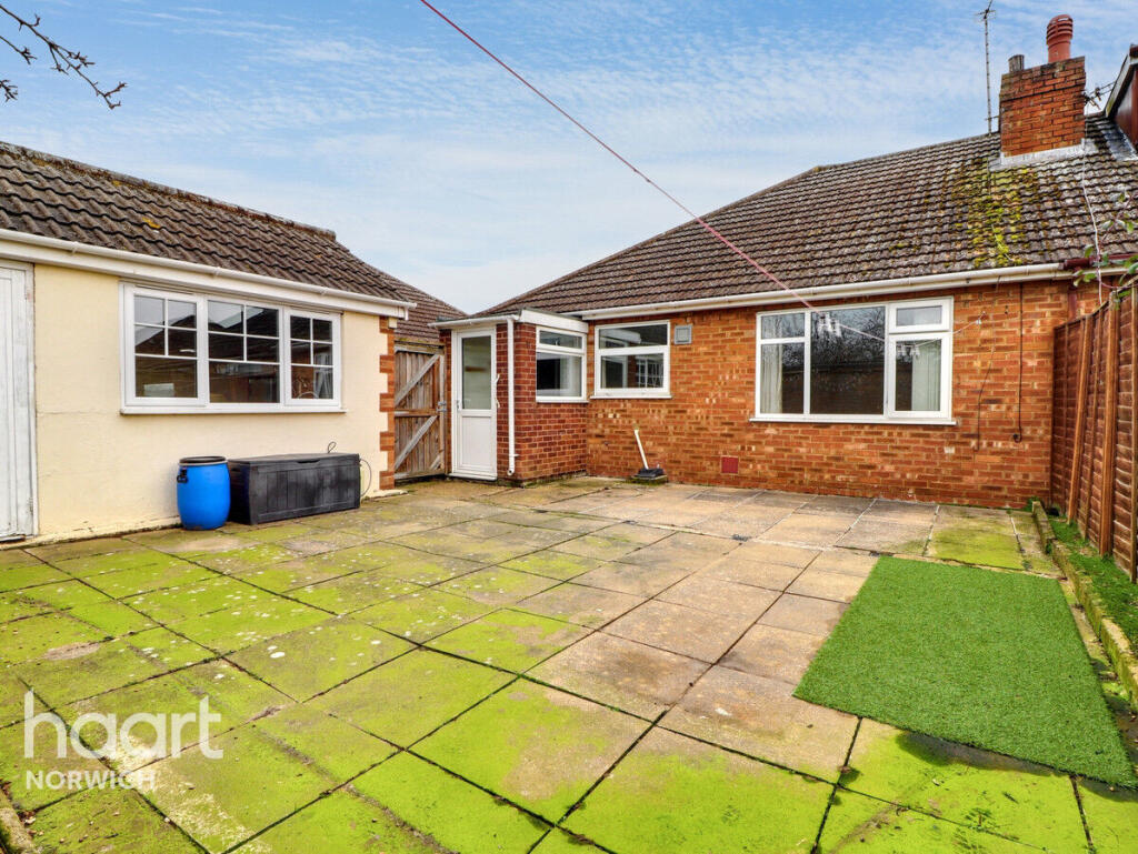 2 bedroom semi-detached bungalow for sale in Peregrine Road, Norwich, NR7
