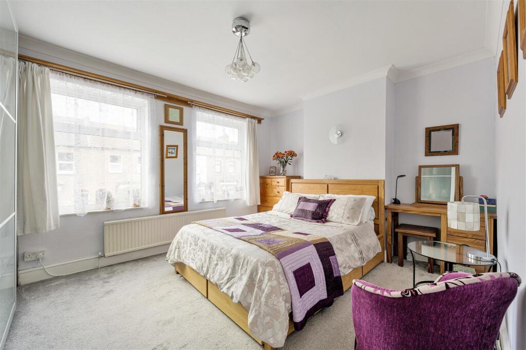 House in London, Royston Parade, Highams Park - View 3