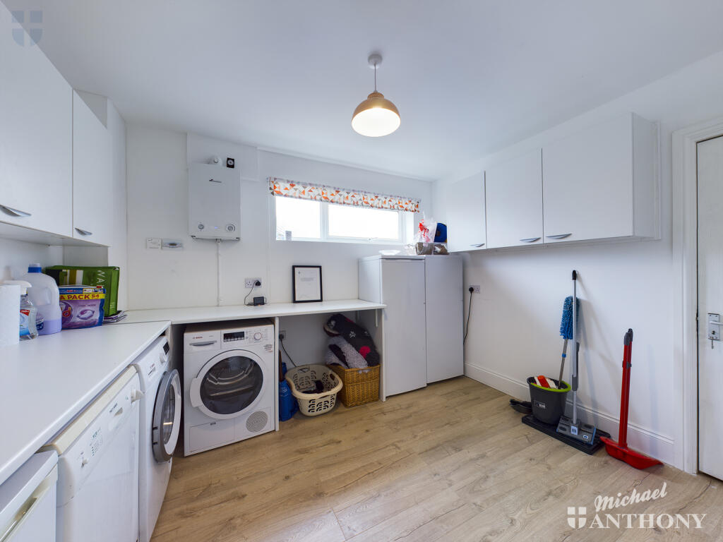 House in Stoke Mandeville, Buckinghamshire - More