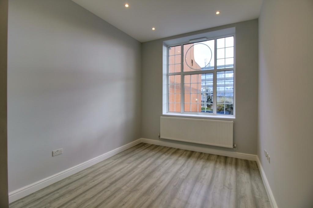 Apartment in Southend-on-Sea - View 3