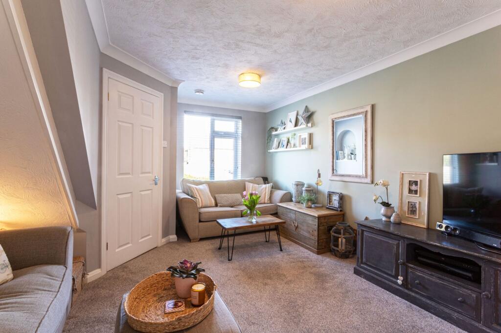 Hop Garden Road, Hook, RG27 photo 3