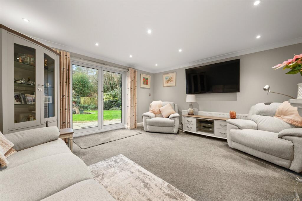 Holmbury Avenue, Crowthorne, Berkshire, RG45 photo 4