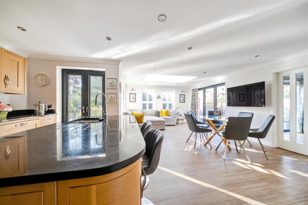 House in Berkshire, Barkham - More