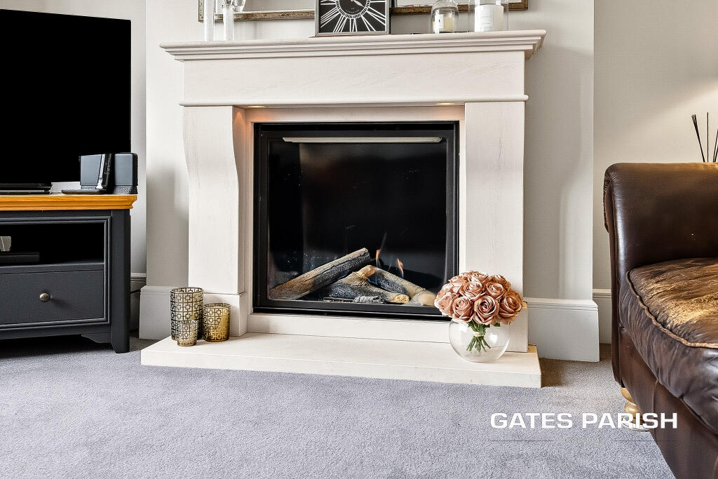 Courtenay Gardens, Upminster, RM14 photo 4