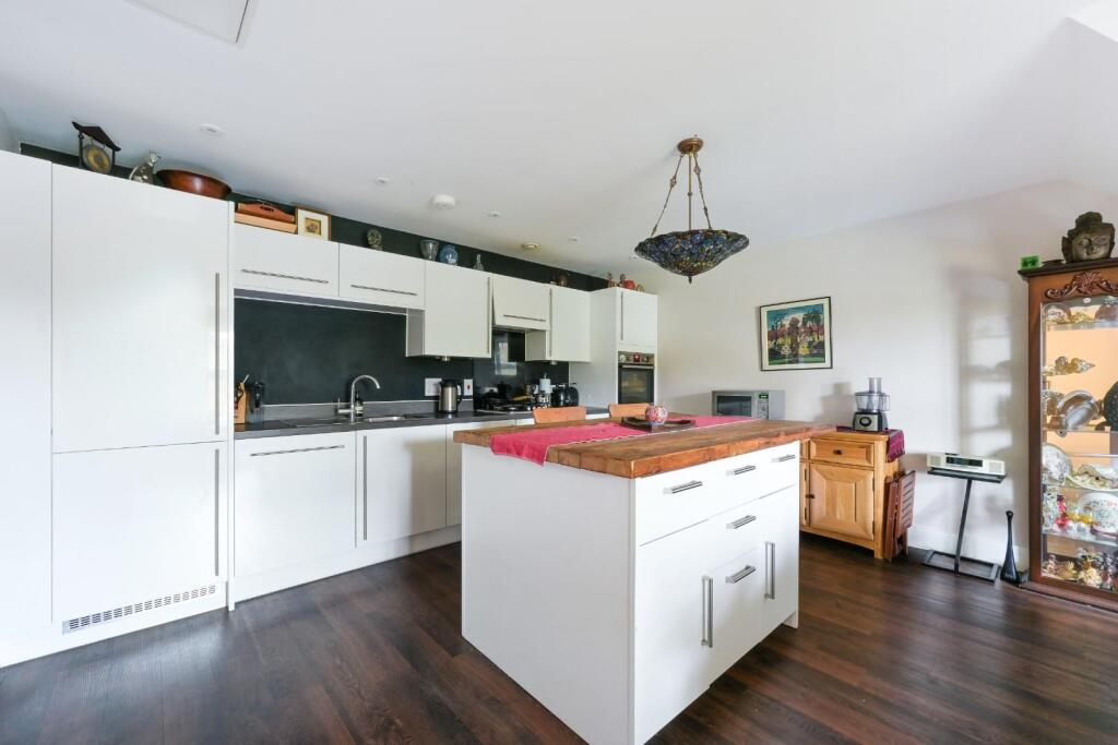 Richmond Crescent, Epsom - View 4