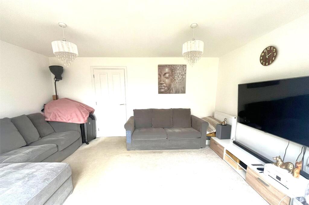 Cleeve Road, Basingstoke, Hampshire, RG24 photo 3