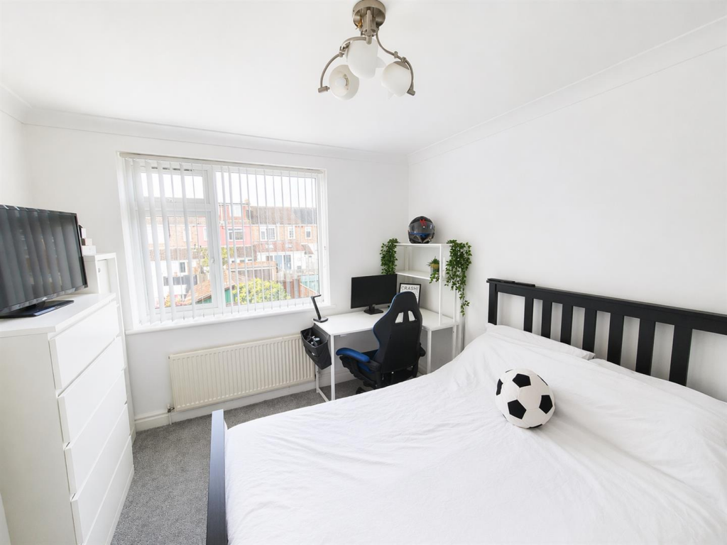 House in Gosport, Hardway - More