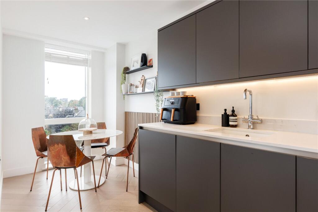 Apartment in London - View 5