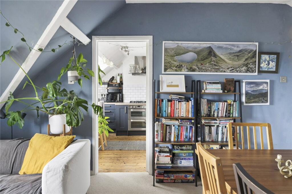 Apartment in Bristol, Redland - View 2