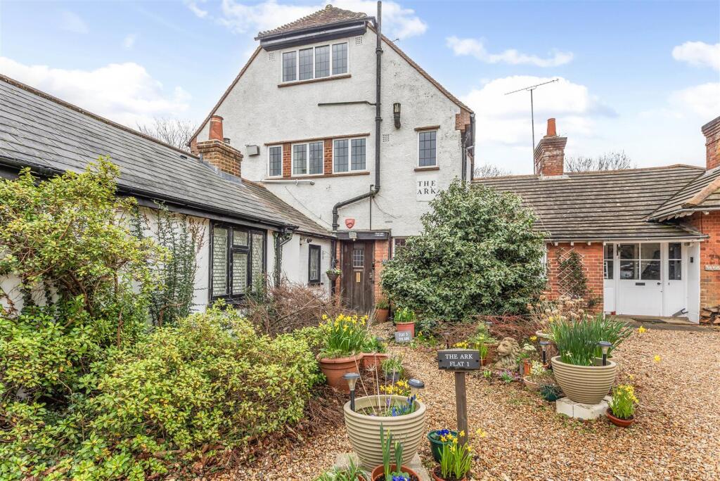 Main image of property: 43 Shortheath Road, Farnham