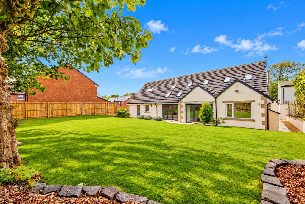 5-bed bungalow on Oakwell View, Whitehall Road West, Birkenshaw, West Yorkshire, BD11, £600,000
