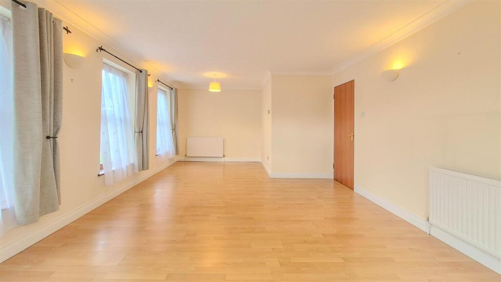 Apartment in Hemel Hempstead - View 4