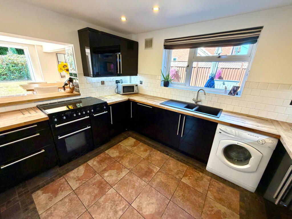 A Smartly Presented & Extended Home On A Generous Corner Plot - Stockbury Village photo 4