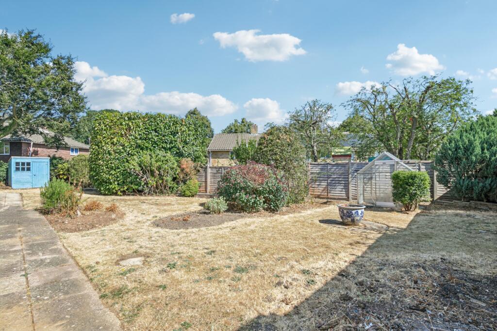 House in Welwyn Hatfield, Knightsfield - More