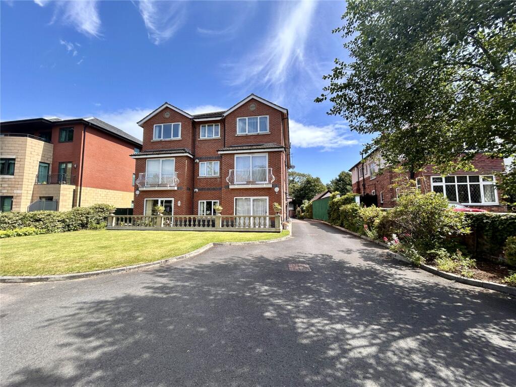 2-bed flat on Queens Road, Southport, Merseyside, PR9, £290,000