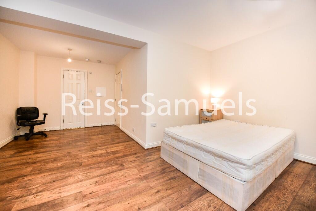 6 bedroom semi-detached house for rent