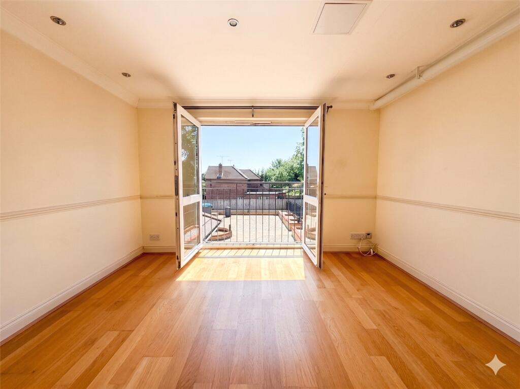 Apartment in Surrey Heath, Surrey - View 4