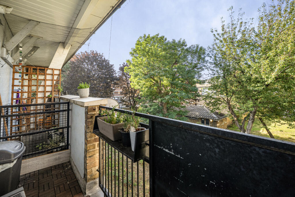 Apartment in London, Crawford Estate, Camberwell - View 3