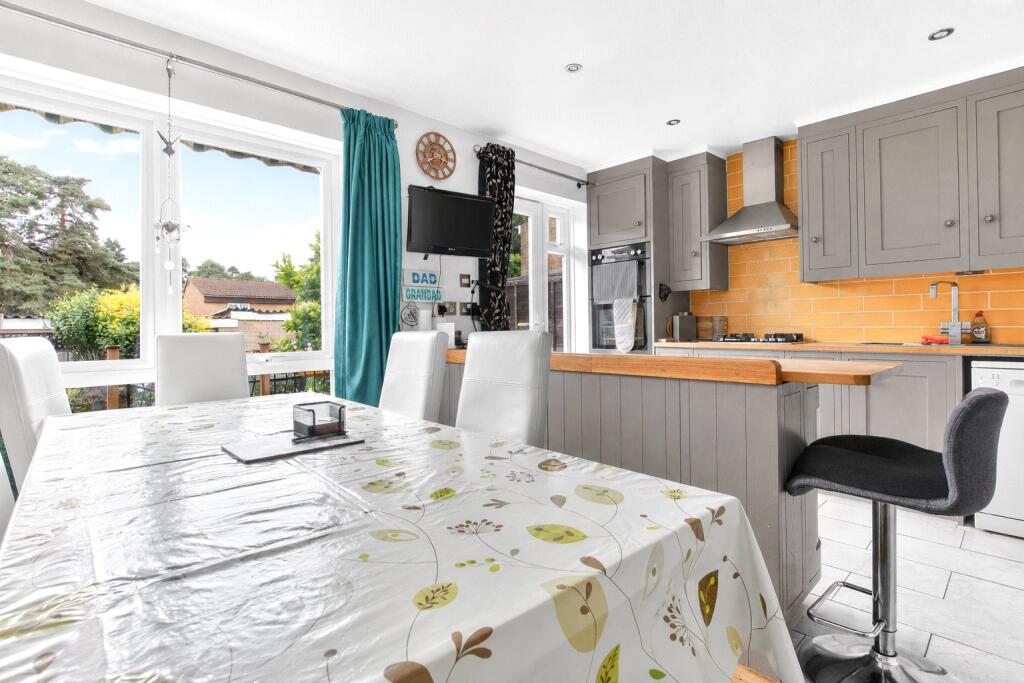 House in Bracknell, Hanworth - View 4