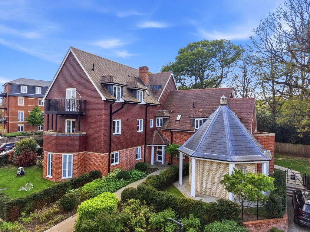 2-bed flat on Sassoon Drive, Trent Park, London, EN4 0BT, £690,000