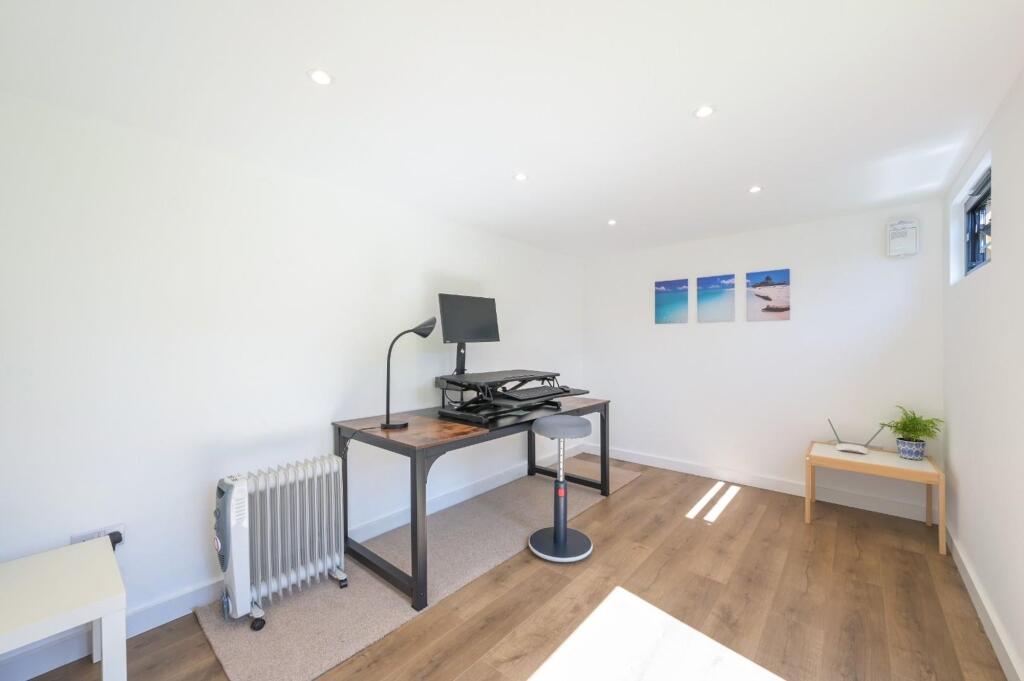 House in Epsom and Ewell, The Wells - More