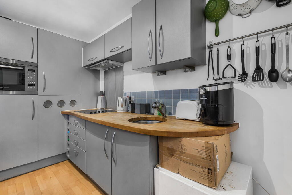 Apartment in Cheltenham, Gloucestershire - View 3