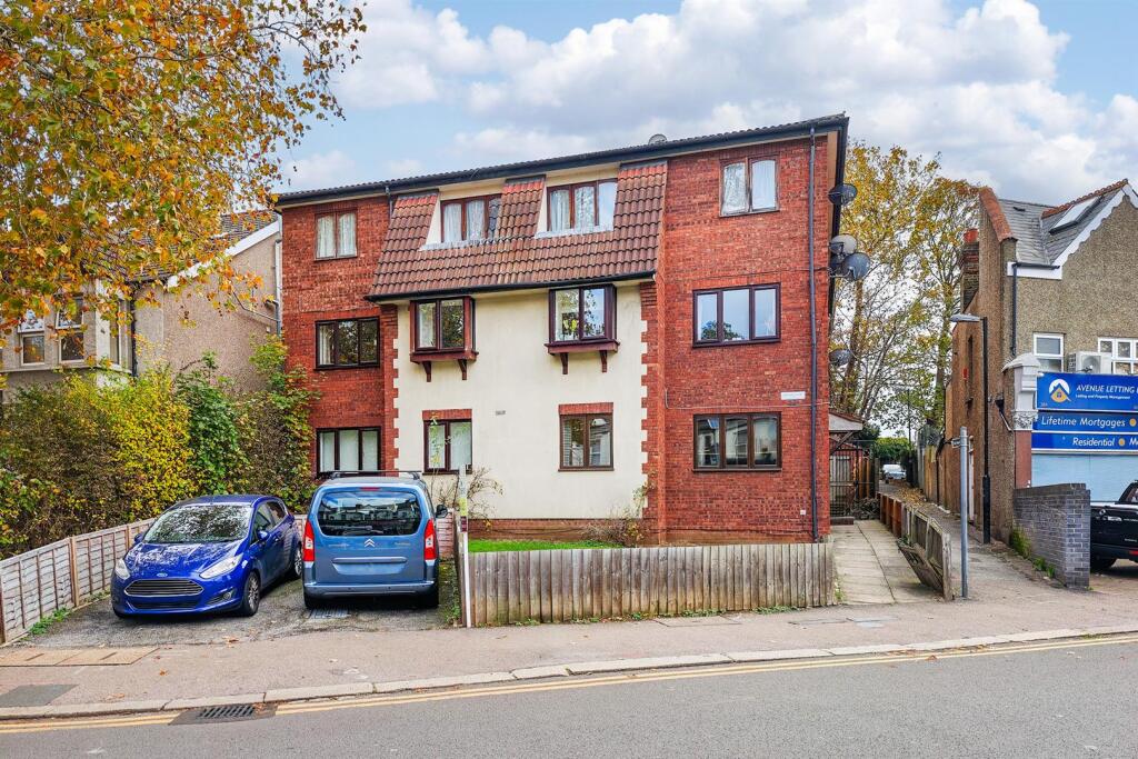 Main image of property: The Avenue, Highams Park